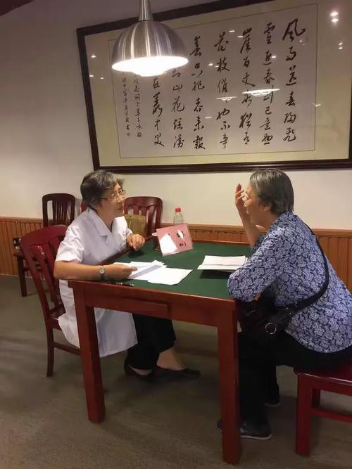 健康咨询服务的全体人员授队旗